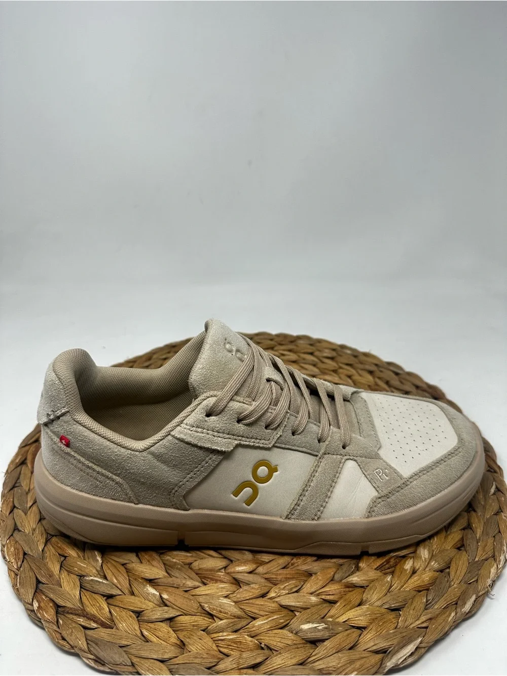 ON Running The Roger Clubhouse Sneaker Ace Beige Size 9 Men's
